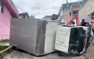 Tráiler volcado en Ecatepec