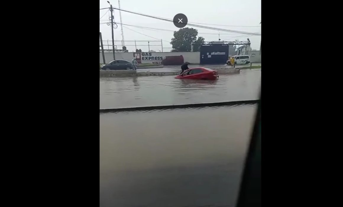 Vehículo inundado en Tecámac