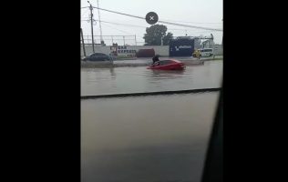 Vehículo inundado en Tecámac