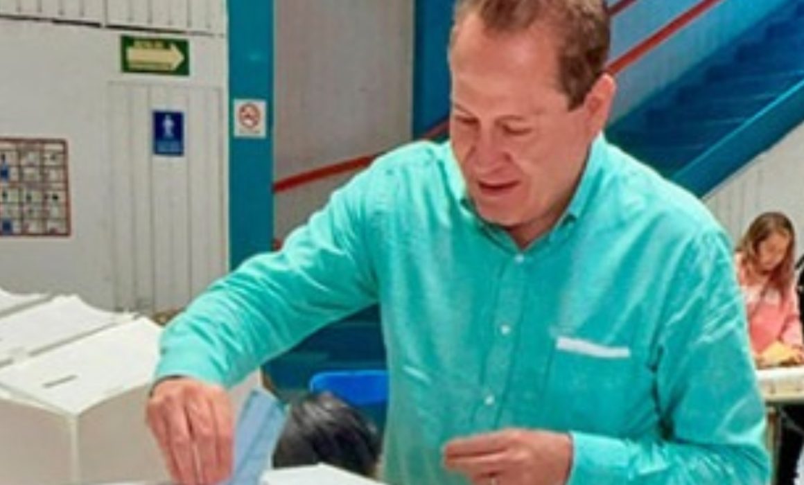 Eruviel Ávila emite su voto en Ecatepec; invita a votantes a participar