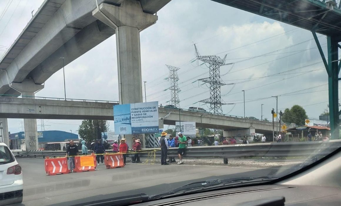 Bloquean habitantes de Ocoyoacac carretera México-Toluca
