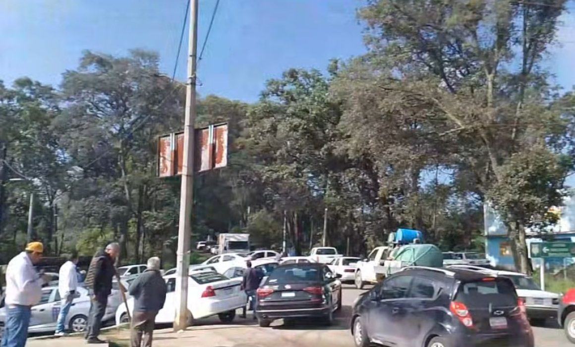 Bloquean taxistas Villa del Carbón y exigen seguridad y vialidades ya