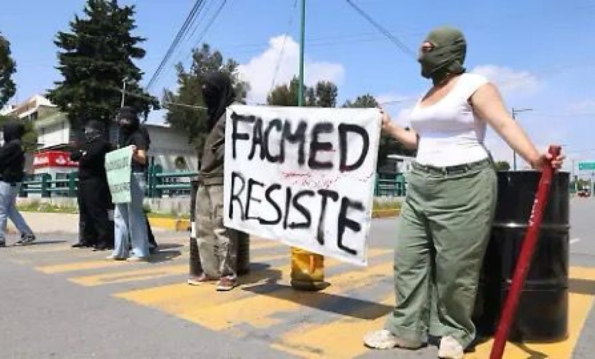 Bloquean vialidades estudiantes de medicina la UAEMéx