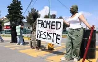 Bloquean vialidades estudiantes de medicina la UAEMéx
