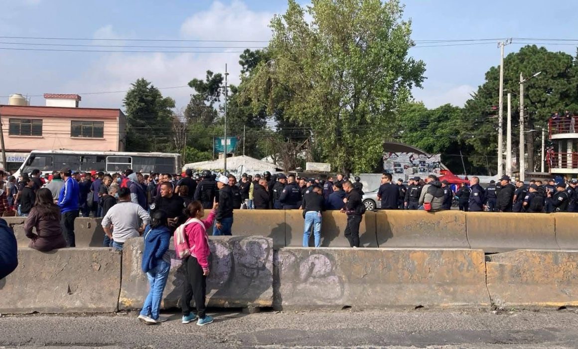 Bloquean comerciantes avenida por inconformidad con vehículos oficiales