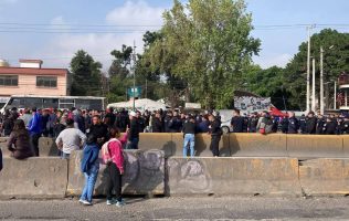 Bloquean comerciantes avenida por inconformidad con vehículos oficiales