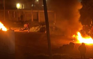 Bloquean accesos carreteros en el norte del Edomex