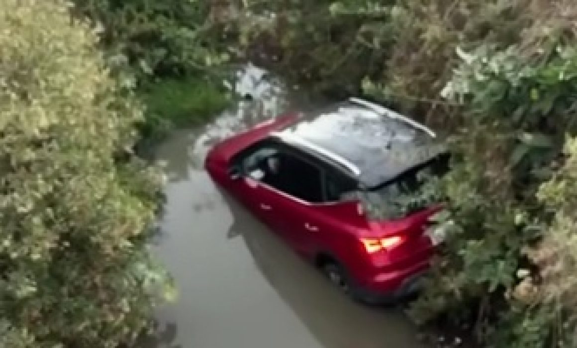 Cae auto a canal de aguas sucias en Chicoloapan