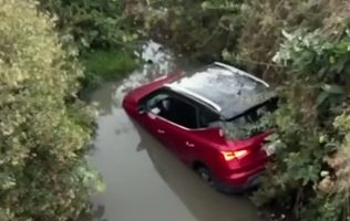 Cae auto a canal de aguas sucias en Chicoloapan
