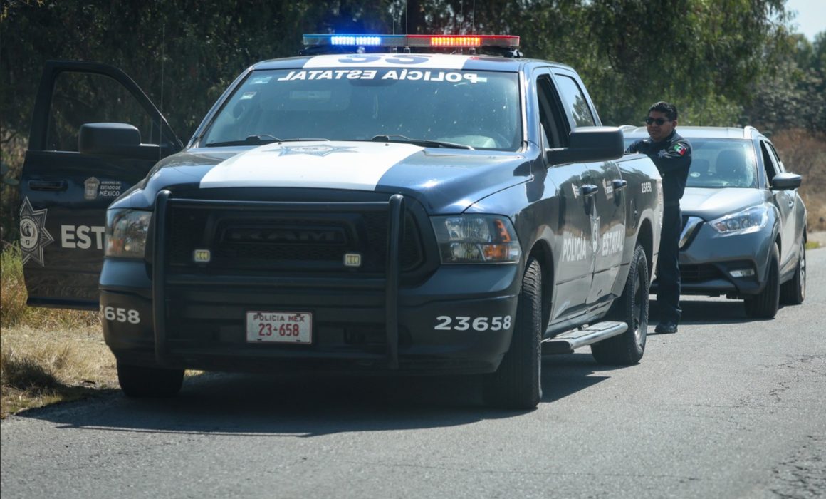 Roban camioneta afuera de bar en Metepec