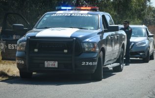 Roban camioneta afuera de bar en Metepec