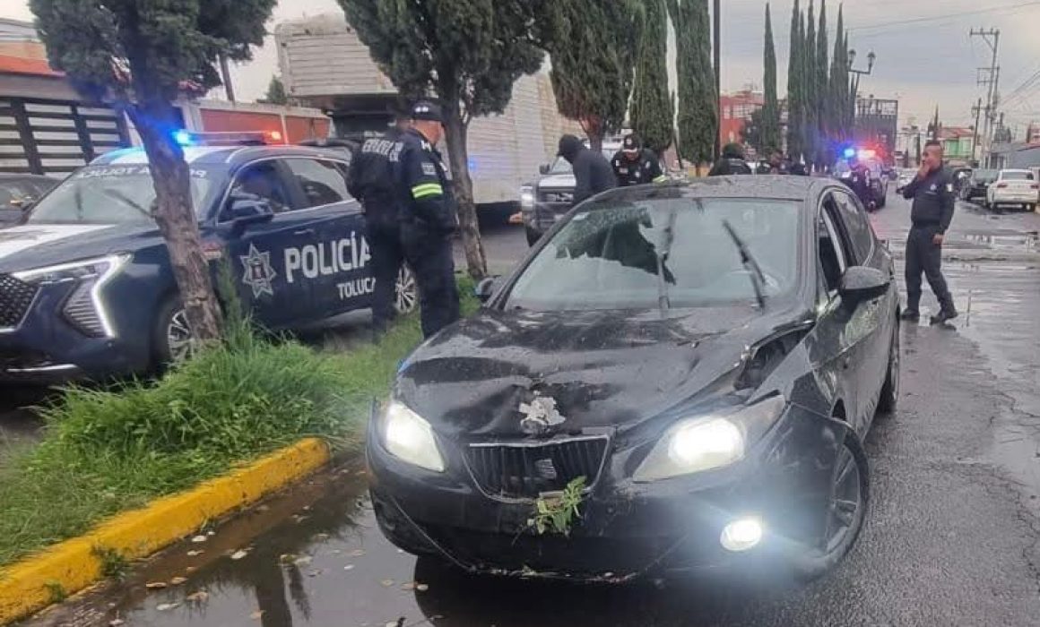 Capturan a dos masculinos en persecución en el municipio de Toluca