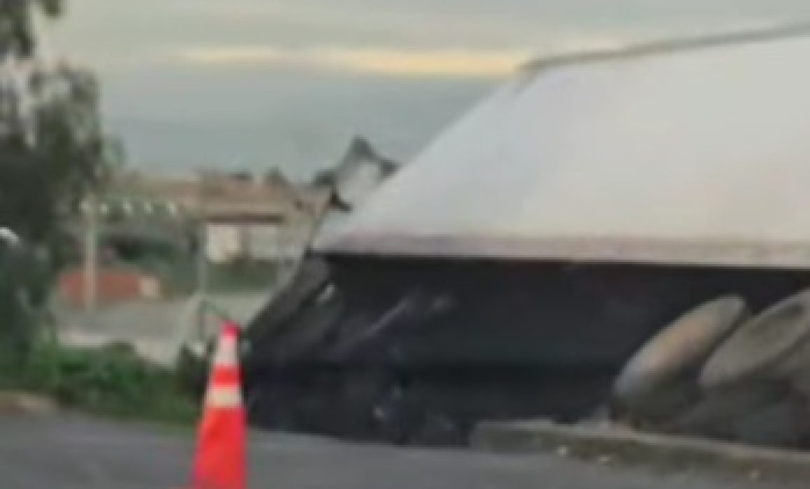 Choca tráiler y se sale del camino en la México-Cuautla