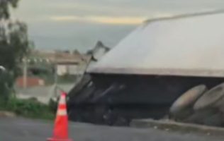 Choca tráiler y se sale del camino en la México-Cuautla