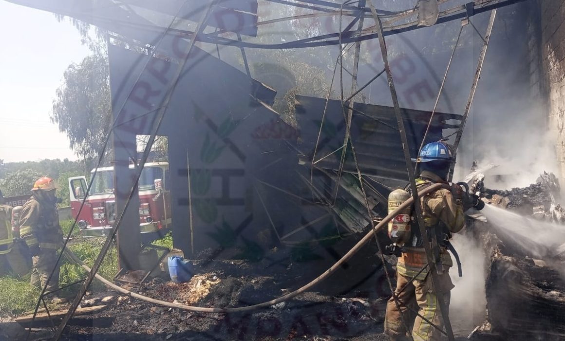 Consume fuerte incendio bodega de 50 metros en Zumpango