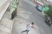Corre abuelita a escobazos a ladrón en Chalco; intentaba robar a su nieto