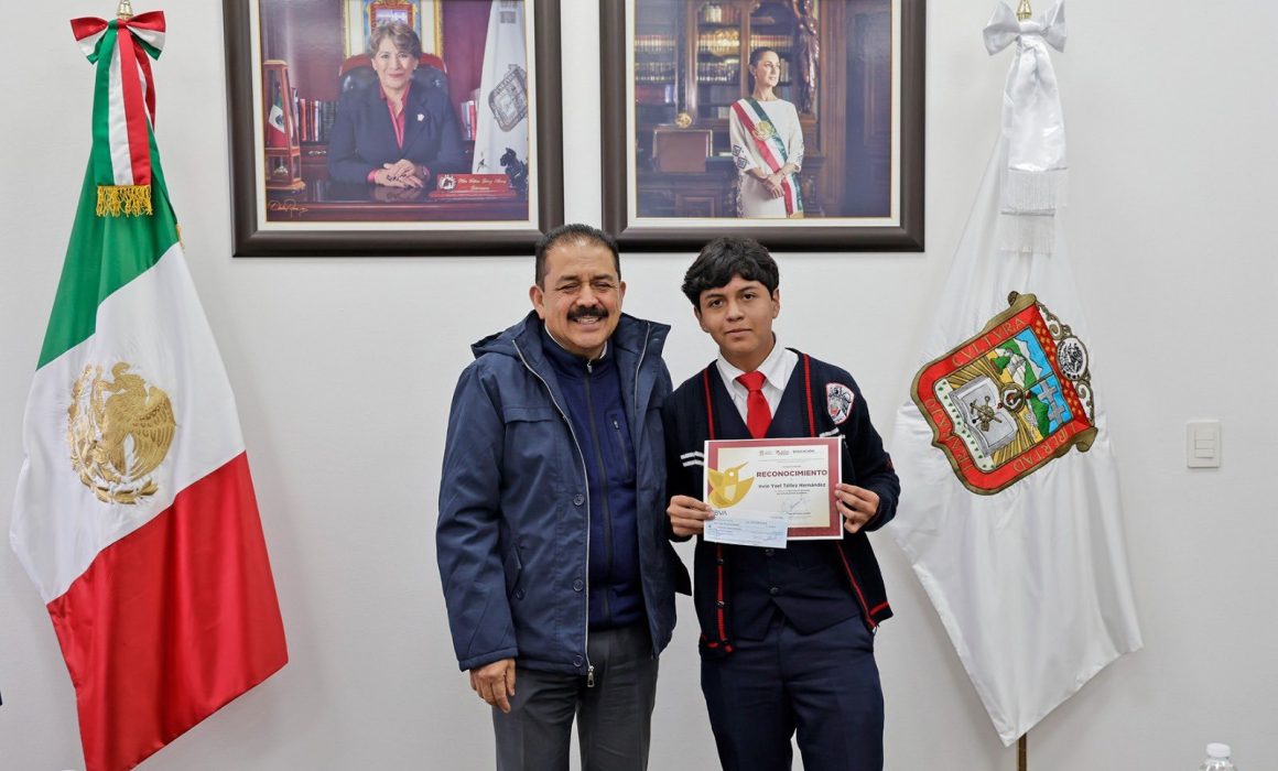 Delfina Gómez entrega becas por excelencia académica