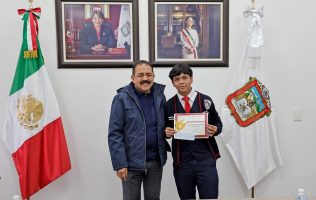 Delfina Gómez entrega becas por excelencia académica