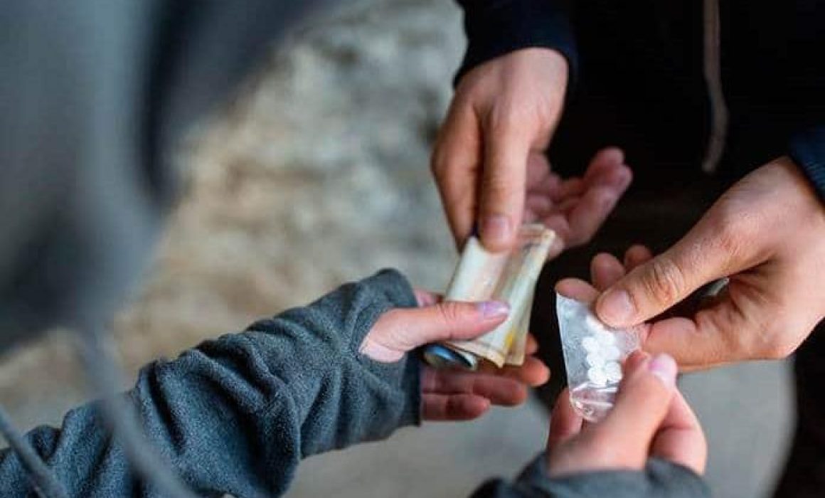 Denuncian uso de niña para vender droga frente a escuelas en Chalco