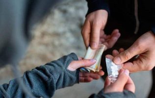 Denuncian uso de niña para vender droga frente a escuelas en Chalco