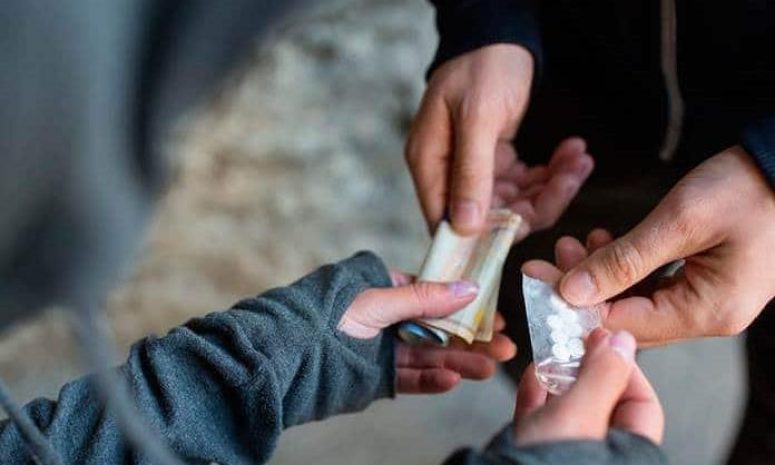 Denuncian uso de niña para vender droga frente a escuelas en Chalco