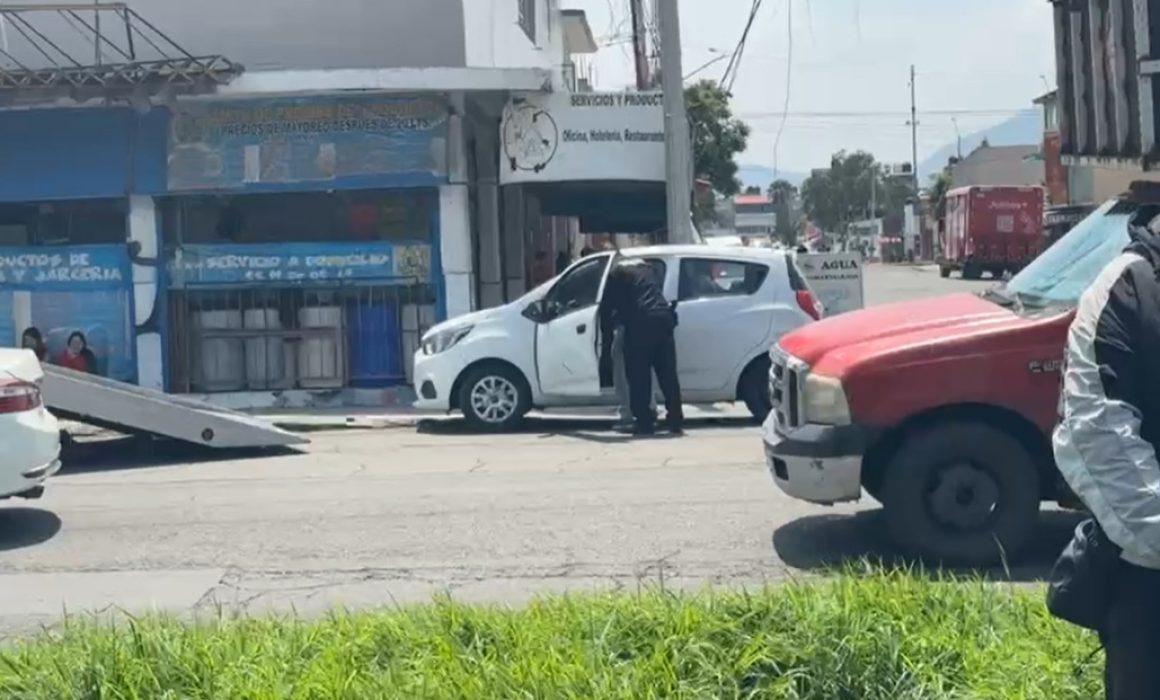 Encontronazo entre 2 autos termina en volcadura en Ecatepec