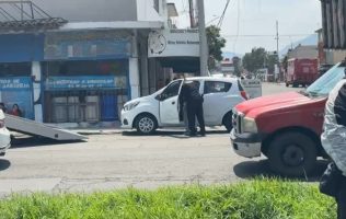 Encontronazo entre 2 autos termina en volcadura en Ecatepec