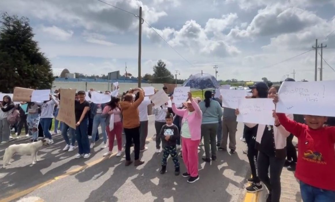Exigen justicia por el maestro acusado de acoso en Almoloya de Juárez