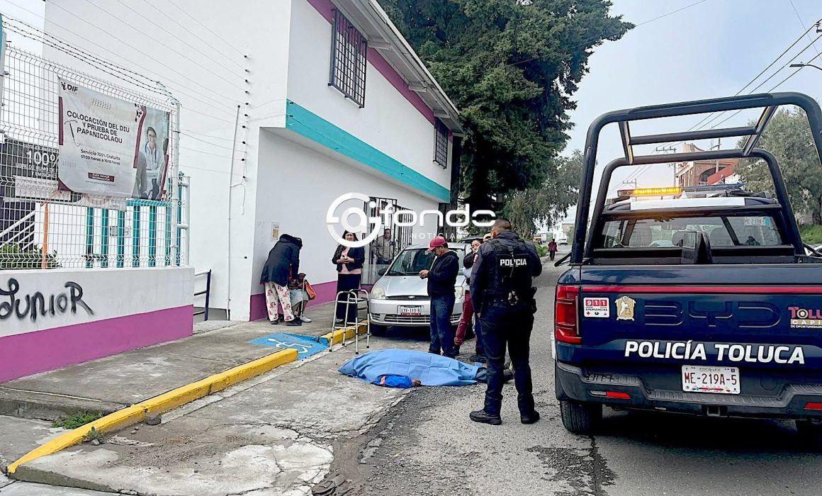 Fallece adulto de la tercera edad frente a clínica en Toluca
