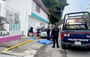 Fallece adulto de la tercera edad frente a clínica en Toluca