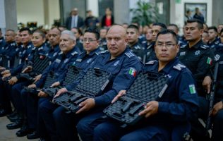 Fortalecen seguridad en Atizapán con nuevo equipo táctico para policías