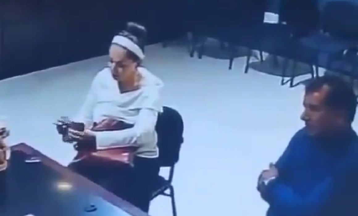 Captan a funcionaria cometiendo presunto acto de corrupción en Ixtapaluca