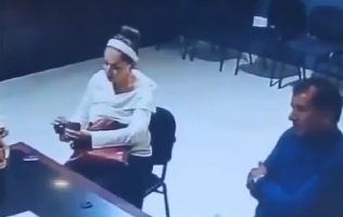 Captan a funcionaria cometiendo presunto acto de corrupción en Ixtapaluca