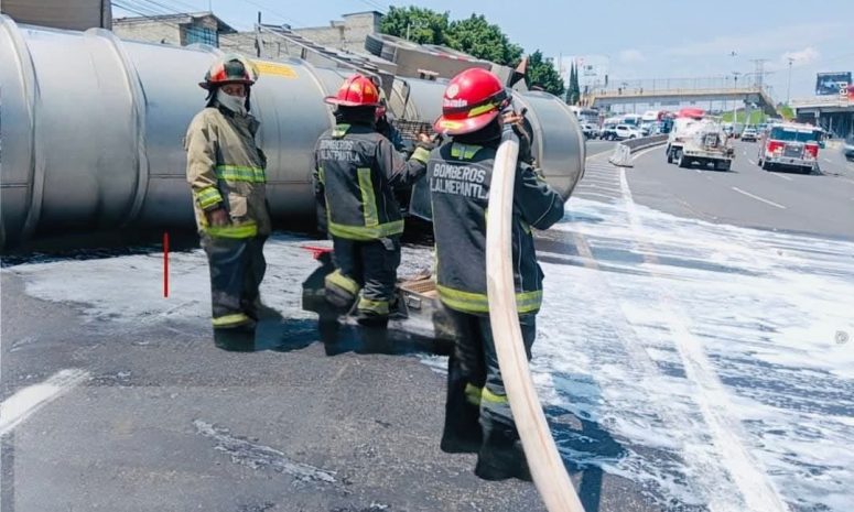 Vuelca pipa cargada de diesel en la México-Pachuca