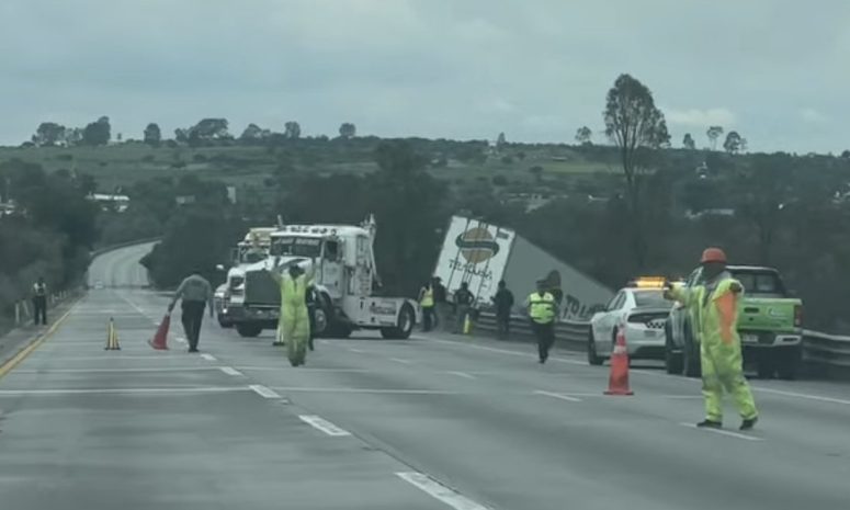 Volcadura de tractocamión en la México-Querétaro