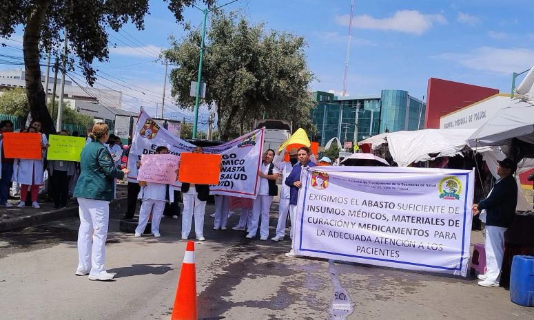 Protestan médicos y enfermeras del Hospital Adolfo López Mateos de Toluca