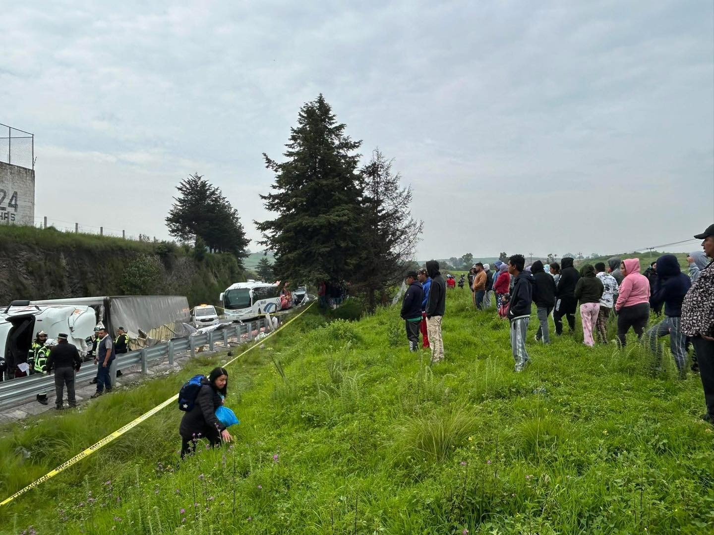 Vuelca tráiler en la Toluca – Atlacomulco; conductor pierde la vida ...