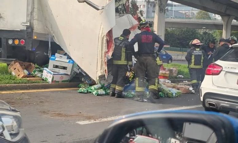 Colapsa lateral de camión tras impacto en Tlalnepantla