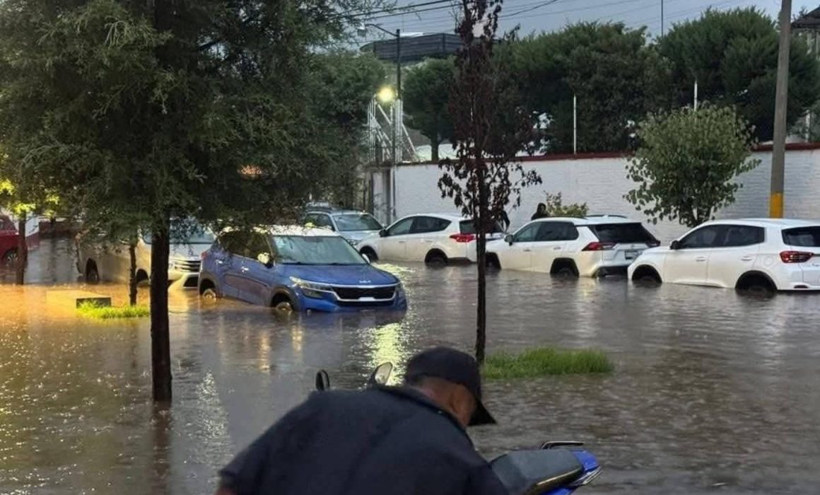 Inundan torrenciales lluvias diversas zonas de Texcoco