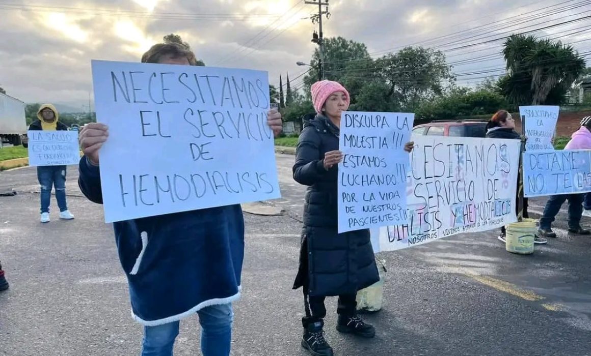 Cierran la México-Puebla pacientes del Hospital General de alta especialidad