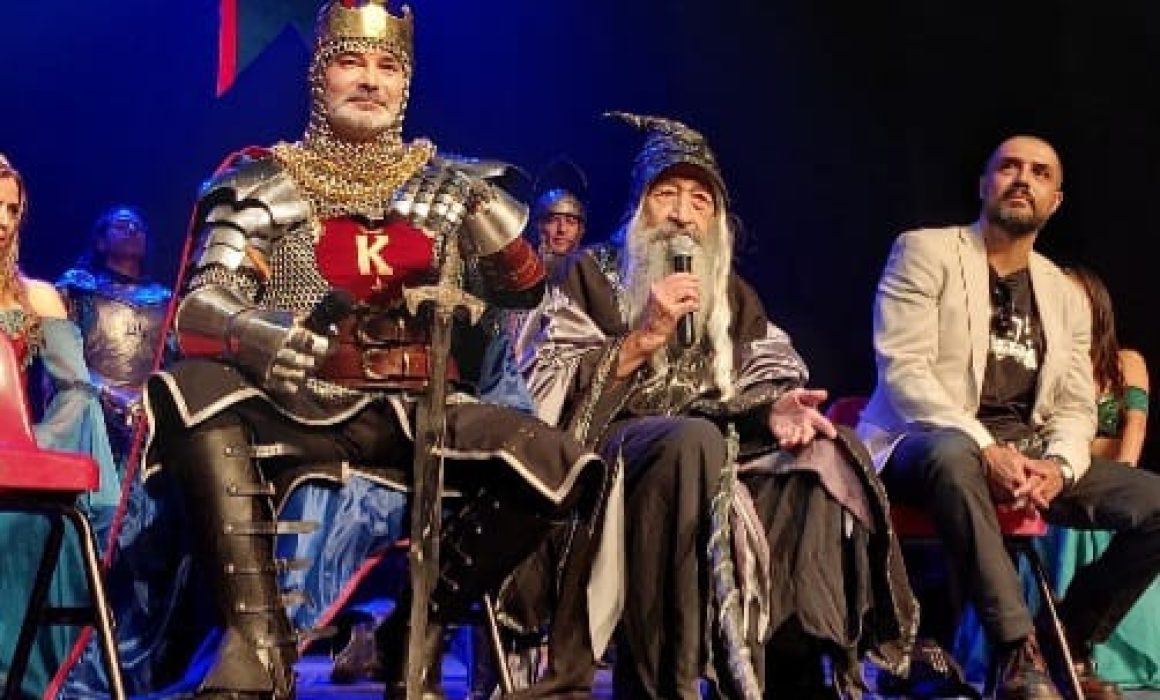 El actor forma parte de la obra Los Caballeros del Rey Arturo, obra que fusiona teatro, leyenda y rock sinfónico a cargo de Cristal y Acerp