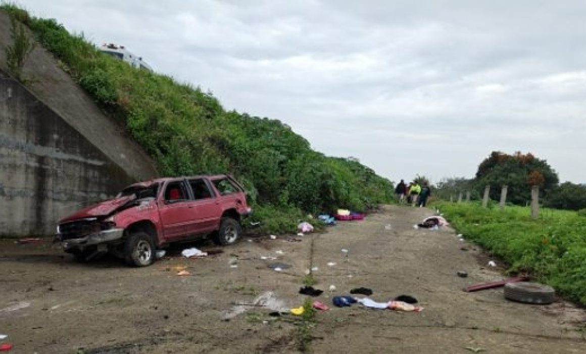 Muere familia de Chalco en volcadura en la México-Cuautla