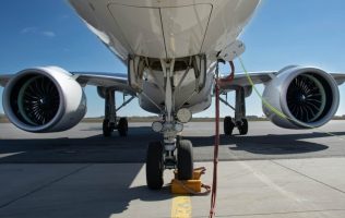 Muere hombre succionado por turbina de avión en aeropuerto de Italia