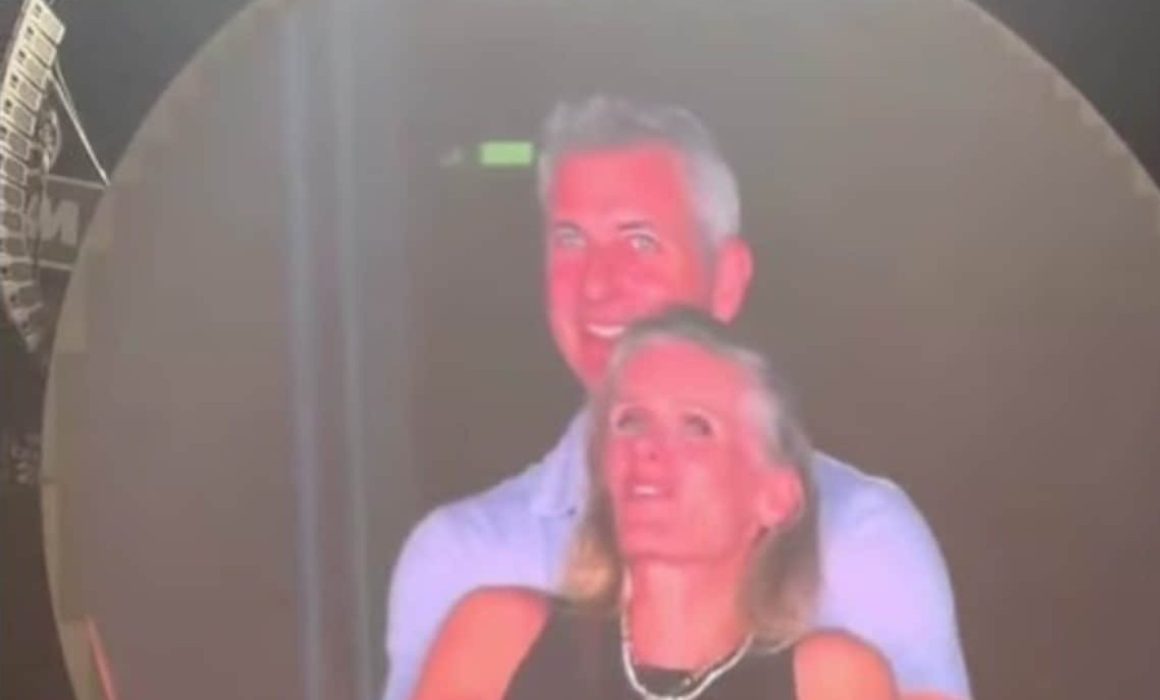 Pareja de infieles en concierto de Coldplay