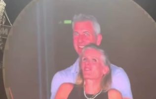 Pareja de infieles en concierto de Coldplay