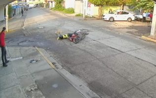 Perro atropella a motociclista