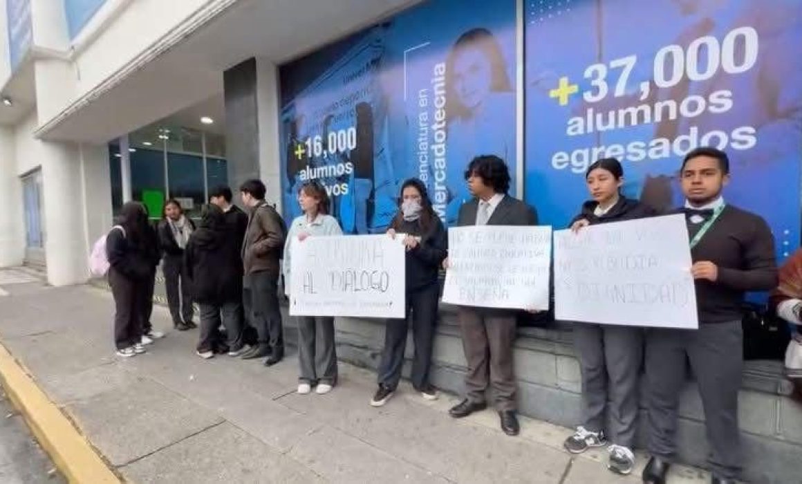 Protestan estudiantes de universidad privada en Toluca