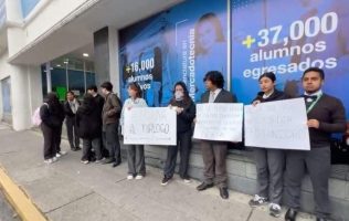 Protestan estudiantes de universidad privada en Toluca