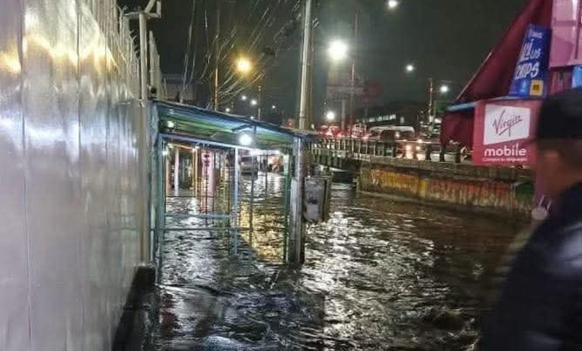 Provoca tormenta eléctrica inundaciones en La Paz y Nezahualcóyotl