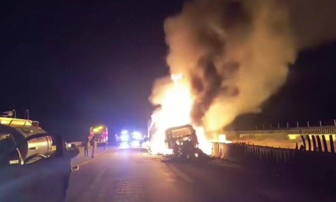 Provoca tráiler incendiado cierre parcial en la autopista México–Puebla